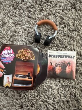 Mini Brands Vinyl Vinyl Retro Turntable Toy - Brown/Black

And headphones